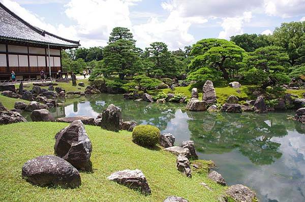 640px-20100717_Kyoto_Nijo_Castle_Garden_2714