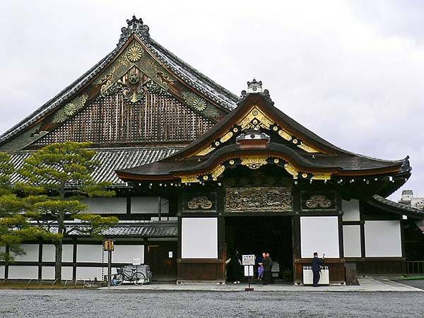 640px-Nijo_Castle_1