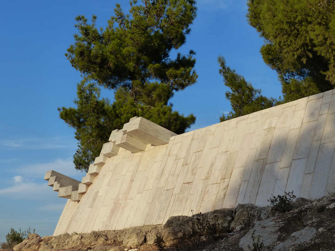 מגזין מקו ועד תרבות / מיזם דיגיטלי ללא צרכי רווח לא תאמינו למראה עיניכם</br>ביער עמינדב בהרי ירושלים</br></br>פסל הזיכרון לארתור רובינשטיין 