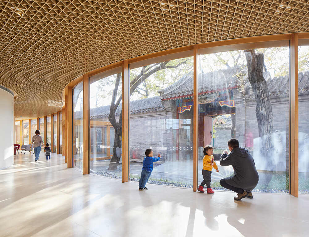 מגזין מקו ועד תרבות / מיזם דיגיטלי ללא צרכי רווח גן הילדים – YueCheng Courtyard – בביג'ינג <br><br>לתרבות היסטורית יתרונות רבים – מכתיבה שימור תורם ומאלצת יצירתיות כמעט ללא גבולות. <br><br>בימים שחינוך נבחן במיקרוסקופ בארצות מסוימות, אנחנו מזמינים אתכם להקשיב לתיאור פרויקט ייחודי בניית גן ילדים היכול להכיל קרוב ל- 400 ילדים מגיל 1.5 ועד 6. מדוע להקשיב? כי למילים מטה של  סטודיו i-MAD  סטודיו. <br>גם צליל אמפטי למחויבות החברה כלפי הדור הצעיר  