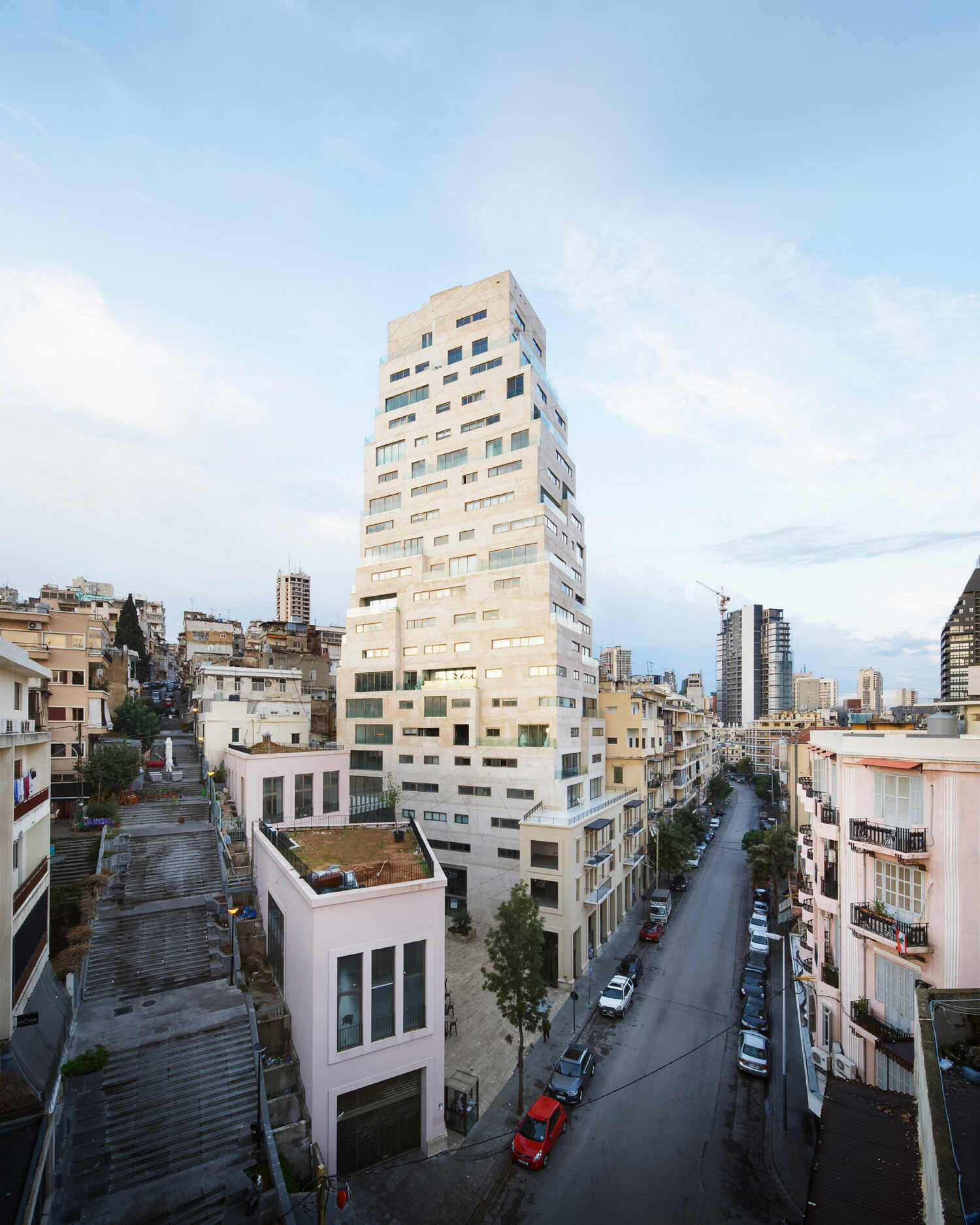 מגזין מקו ועד תרבות / מיזם דיגיטלי ללא צרכי רווח בירות<br><br>מגדל AYA ברובע Mar Michael<br><br>שכנים. מעבר לגדר. פרויקט ייחודי בבירות, לבנון, בעת קרה אסון הפיצוץ האחרון ב-2020 בנמל בירות.  