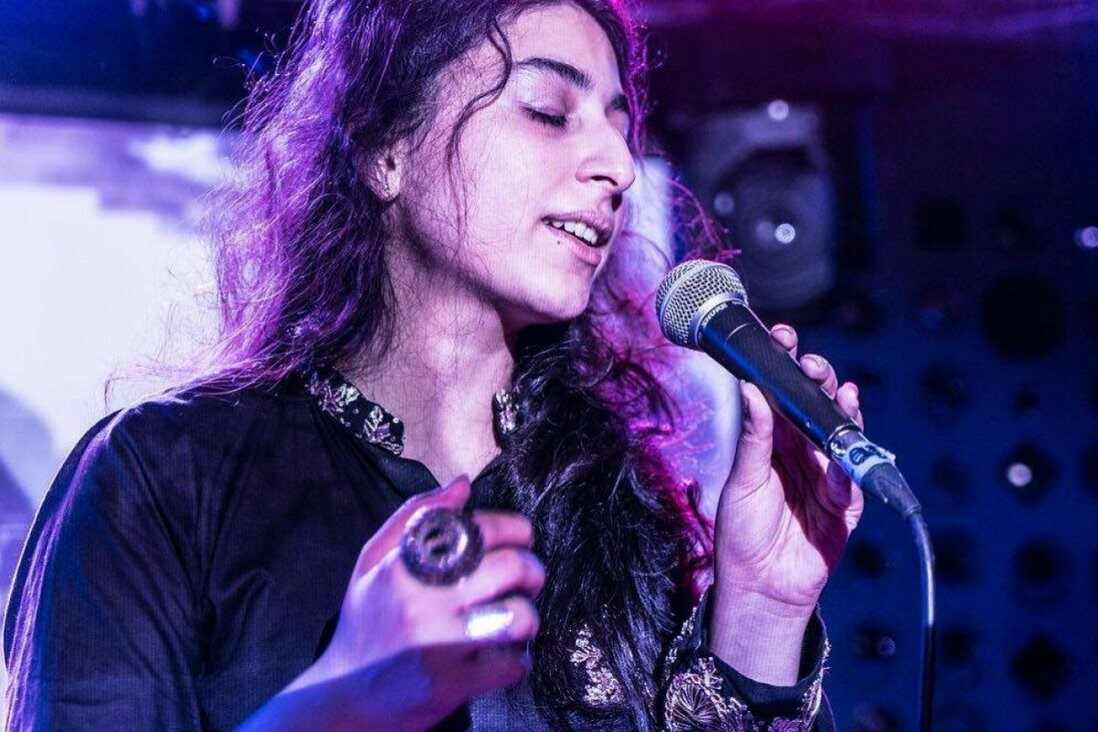 מגזין מקו ועד תרבות / מיזם דיגיטלי ללא צרכי רווח AROOJ AFTAB<br><br>מוסיקאית ממוצא פקיסטני מפתיעה ומרגשת<br><br>מוסיקה סופית בצלילי ג'ז רך  