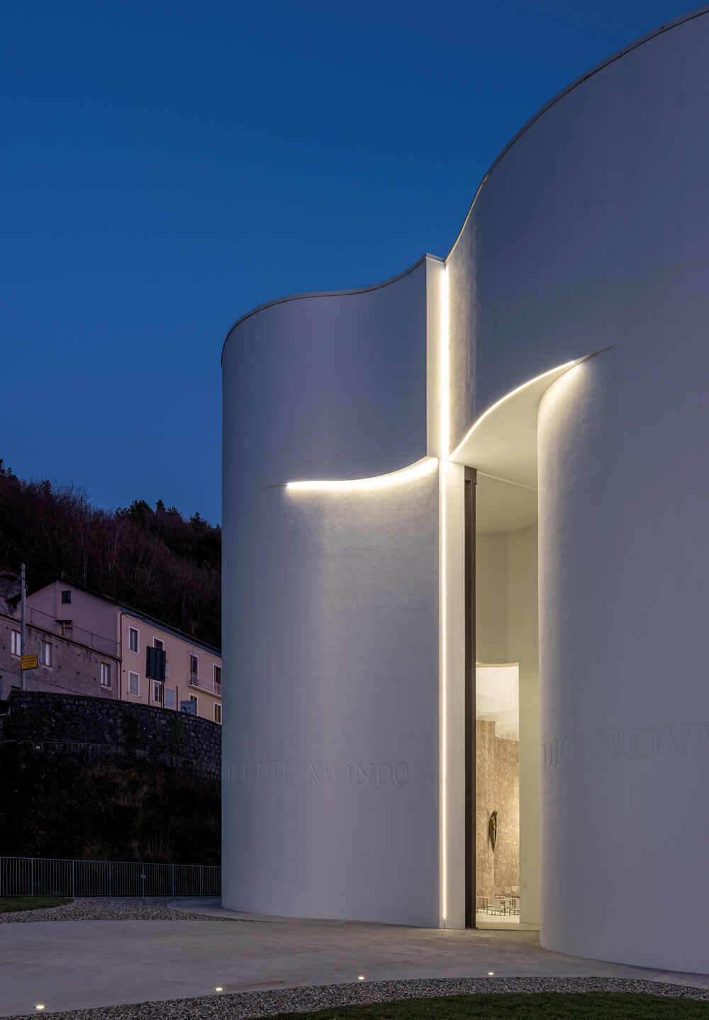 מגזין מקו ועד תרבות / מיזם דיגיטלי ללא צרכי רווח עיצוב מעורר השראה <br><br>מסורת ואדריכלות מודרנית<br><br> כנסייה בפארק הלאומי Pollino ב- Calibria, דרום איטליה 