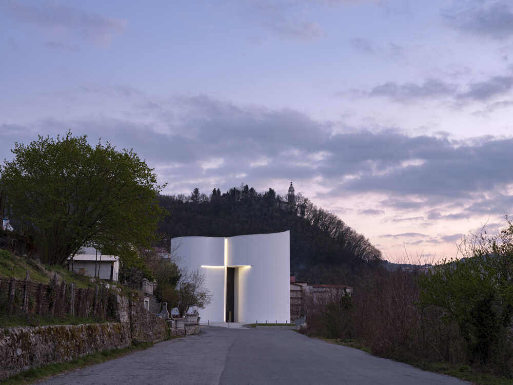 מגזין מקו ועד תרבות / מיזם דיגיטלי ללא צרכי רווח עיצוב מעורר השראה <br><br>מסורת ואדריכלות מודרנית<br><br> כנסייה בפארק הלאומי Pollino ב- Calibria, דרום איטליה 