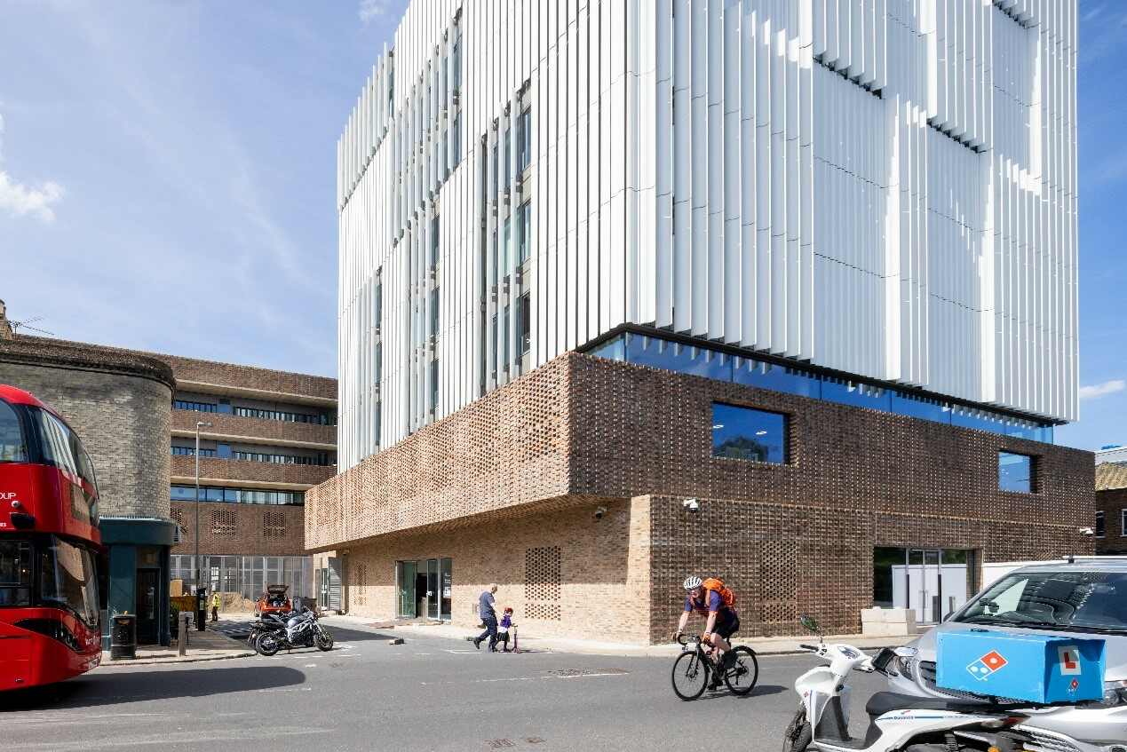 מגזין מקו ועד תרבות / מיזם דיגיטלי ללא צרכי רווח מראה מחודש של מוסד בן 185 שנה<br><br>מבנה שהפשטות הארכיטקטונית שלו מסתכמת<br><br>בלבנה חומה-אדומה, משרבייה ורצפות יצוקות מבטון.<br><br>Royal College of Art, London<br><br>סטודיו שוויצרי – Herzog & De Meuron  