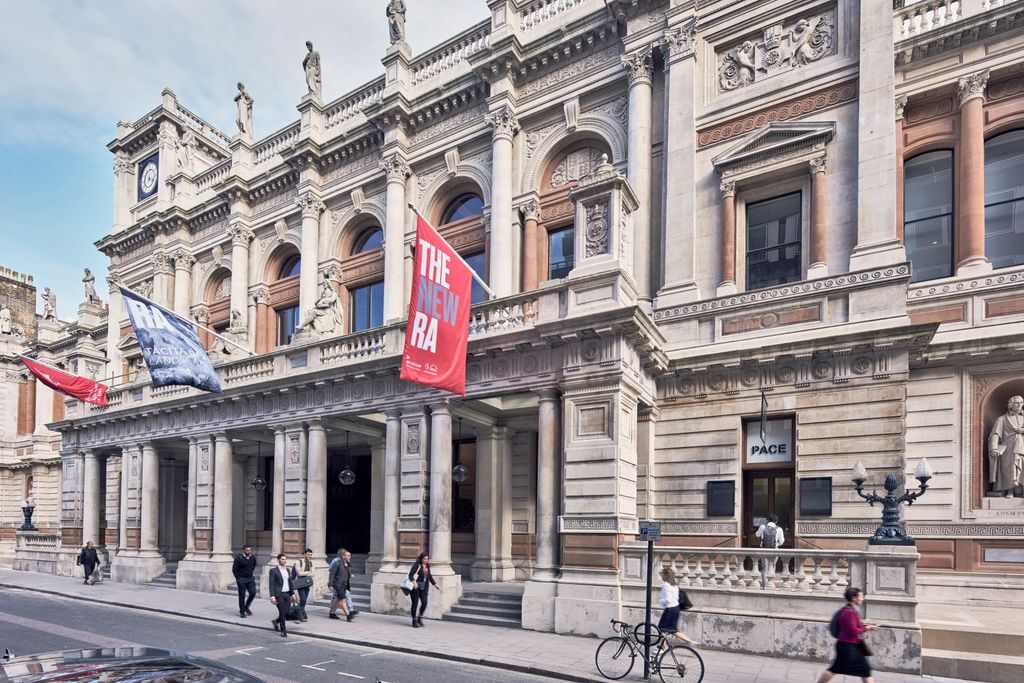 מגזין מקו ועד תרבות / מיזם דיגיטלי ללא צרכי רווח Royal Academy of Arts<br><br>מוסד אקדמי וגלריות בשני מבנים מרשימים<br><br>תערוכות קבועות מאוסף אמנות ייחודי<br><br>250 שנה של פעילות רבת תהפוכות<br><br>מרכז לונדון  