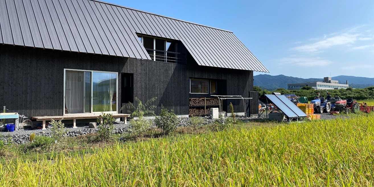 מגזין מקו ועד תרבות / מיזם דיגיטלי ללא צרכי רווח Takeshi Ikeuchi<br><br>בית משפחה של חוואי יפני<br>Farm House of Wind and Fire<br><br>להעריך פשטות, חיבור טבעי לטבע<br>ועיצוב שרק בתרבות היפנית אפשרי.  